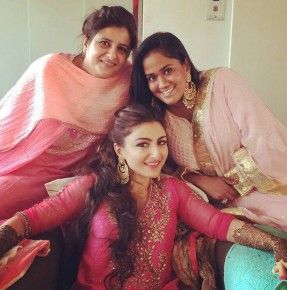 Soha with Arpita the the mehendi